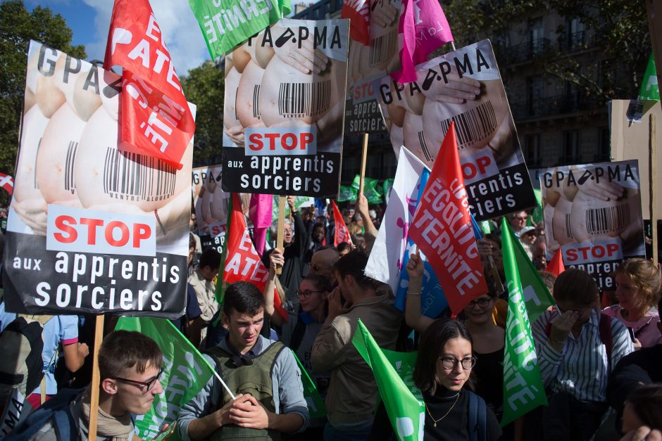 Paryžiuje protestuota prieš pagalbinio apvaisinimo galimybę vienišoms moterims