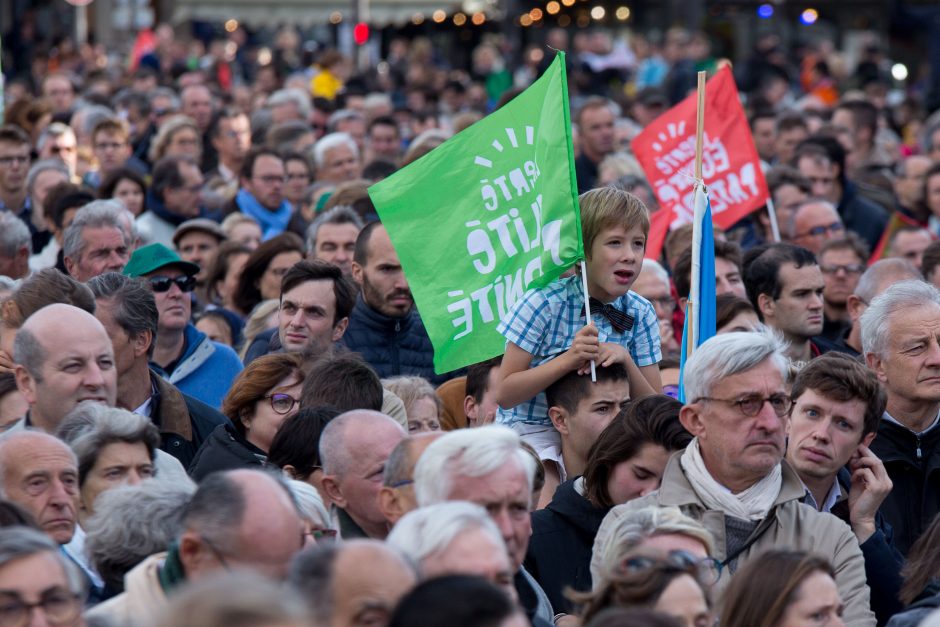 Paryžiuje protestuota prieš pagalbinio apvaisinimo galimybę vienišoms moterims