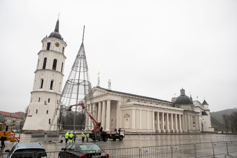 Vilniuje pradėta statyti Kalėdų eglė, papuošimai nušvies ir kitas sostinės centrines dalis