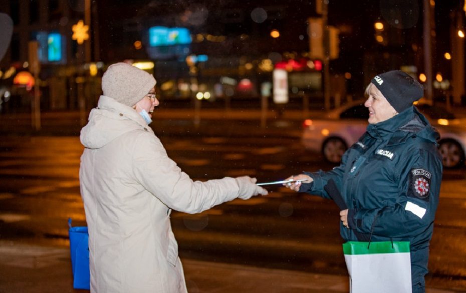 Pareigūnai klaipėdiečiams dalijo atšvaitus ir priminė, kad juos segėti – itin svarbu