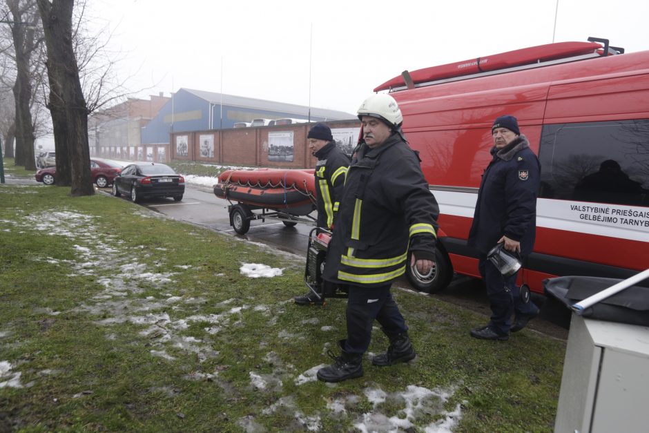 Ugniagesiai nuo ryto pluša užterštoje Danės upėje