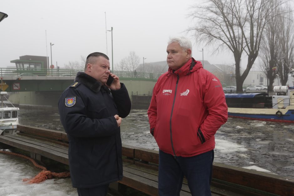 Ugniagesiai nuo ryto pluša užterštoje Danės upėje