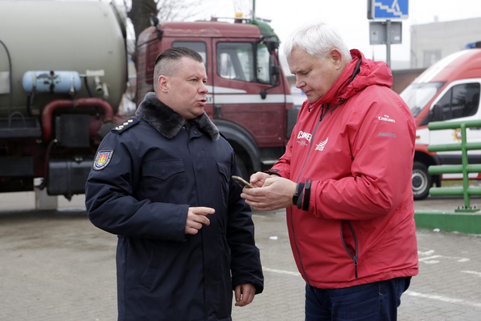 Ugniagesiai nuo ryto pluša užterštoje Danės upėje