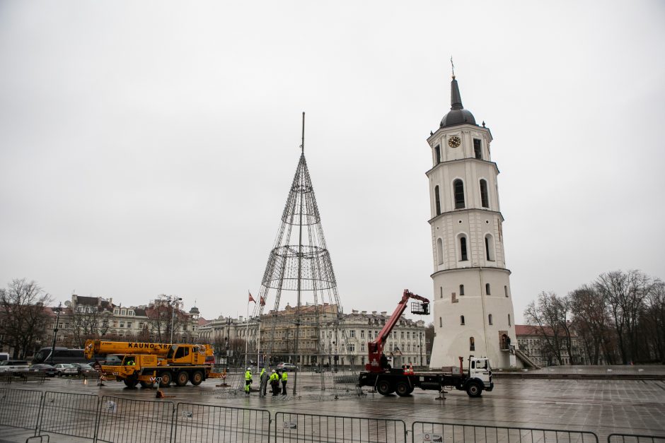 Vilniuje pradėta statyti Kalėdų eglė, papuošimai nušvies ir kitas sostinės centrines dalis