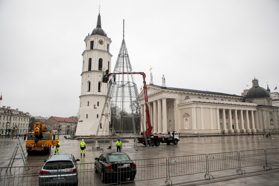 Vilniuje pradėta statyti Kalėdų eglė, papuošimai nušvies ir kitas sostinės centrines dalis