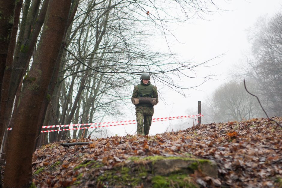 Geležinkeliečiai Kaune atkasė artilerijos sviedinį