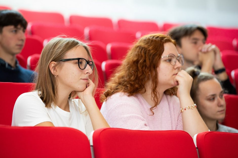 LSMU pirmakursiams įteikti balti chalatai: tai – atsakomybės ir naujo gyvenimo etapo simbolis