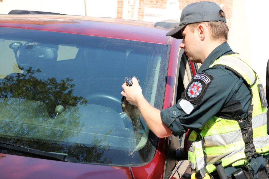 Tokio reido dar nebuvo: Rotušės aikštėje automobilius šventino policijos kapelionas