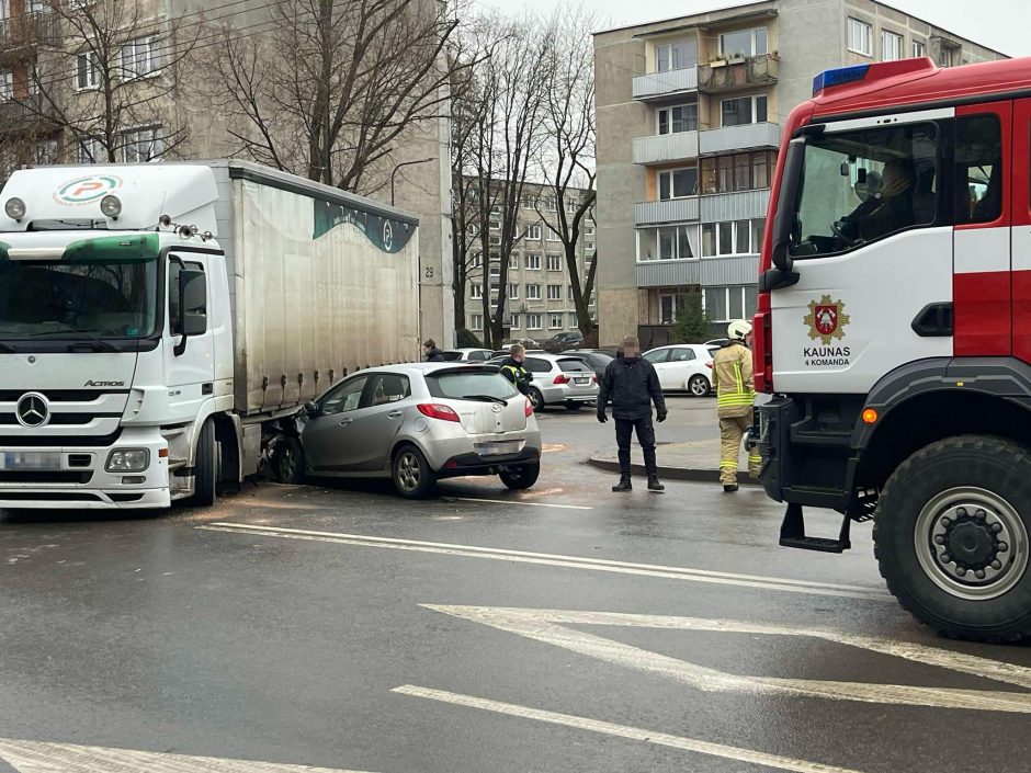 Nekasdienė avarija: lengvasis automobilis palindo po kroviniu