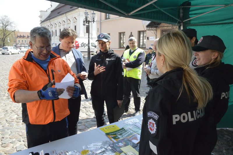 Tokio reido dar nebuvo: Rotušės aikštėje automobilius šventino policijos kapelionas