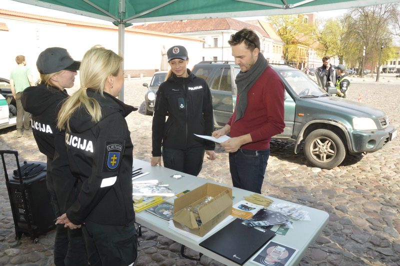 Tokio reido dar nebuvo: Rotušės aikštėje automobilius šventino policijos kapelionas