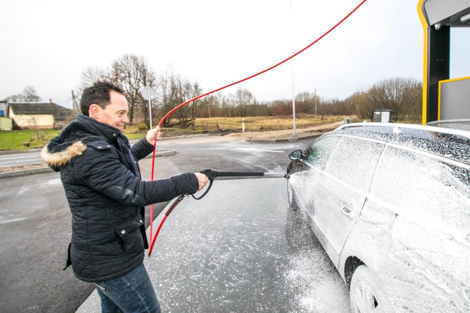 Dovanų maratonas tęsiasi: Mino tėvui padovanojo automobilį