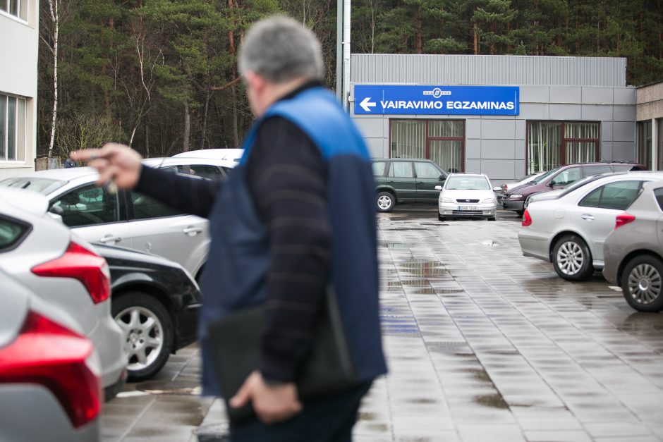 Pokyčiai „Regitroje“: paaiškino, kada registracija į vairavimo egzaminą bus ribojima pusmečiui