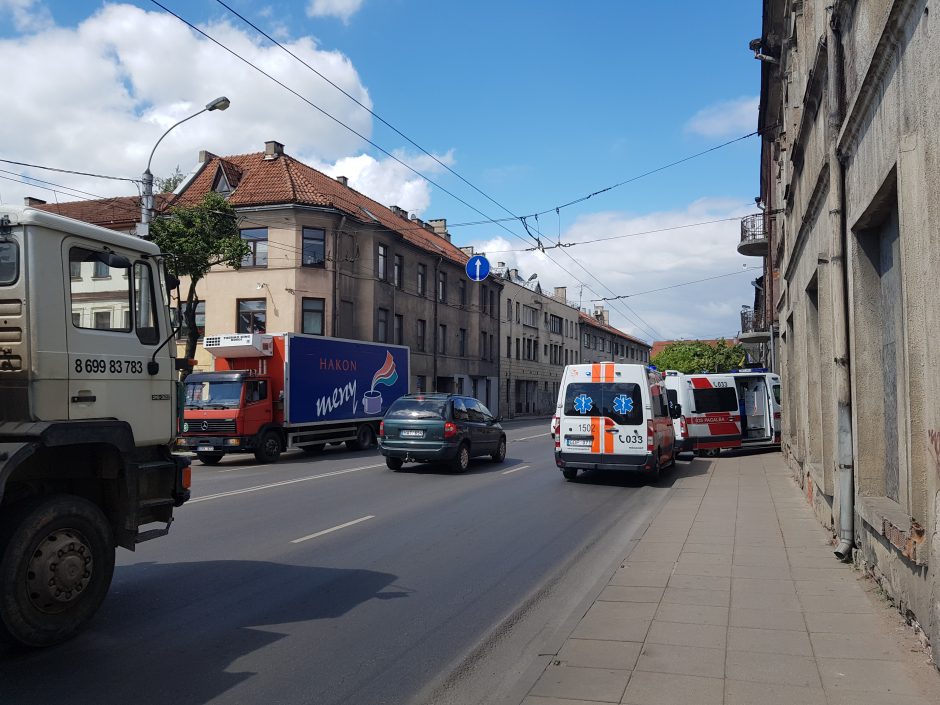 Sujudimas centre: medikai gaivino narkomaną, netoliese susidūrė dvi mašinos