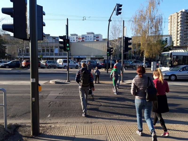 Kodėl pėstiesiems pereiti gatvę skirta tik 16 sekundžių?