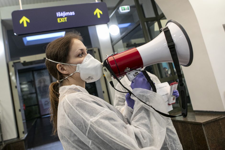 Vilniuje nusileido lėktuvas su beveik 100 žmonių iš Romos: keleiviai tikrinti lėktuve