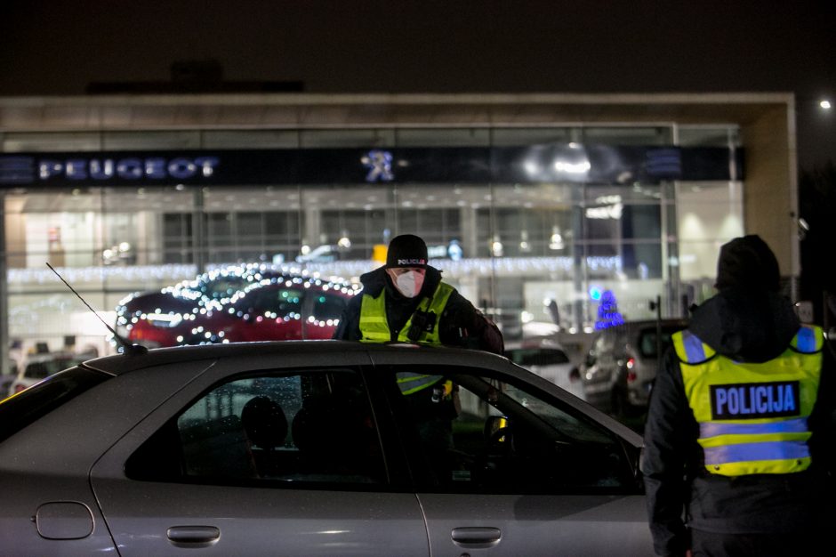 Policija stabdo įvažiuojančius į Kauną: tenka laukti eilėse, o kai kam – ir apsisukti