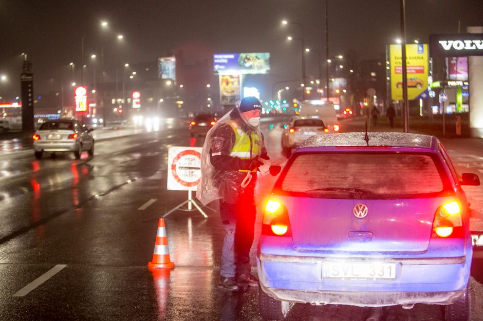 Policija stabdo įvažiuojančius į Kauną: tenka laukti eilėse, o kai kam – ir apsisukti