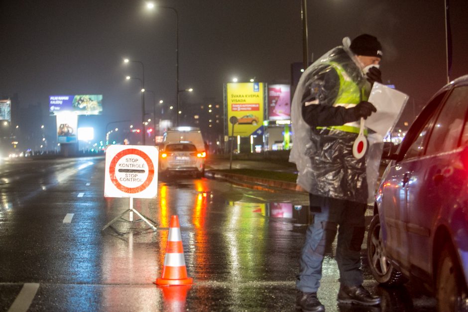 Policija stabdo įvažiuojančius į Kauną: tenka laukti eilėse, o kai kam – ir apsisukti