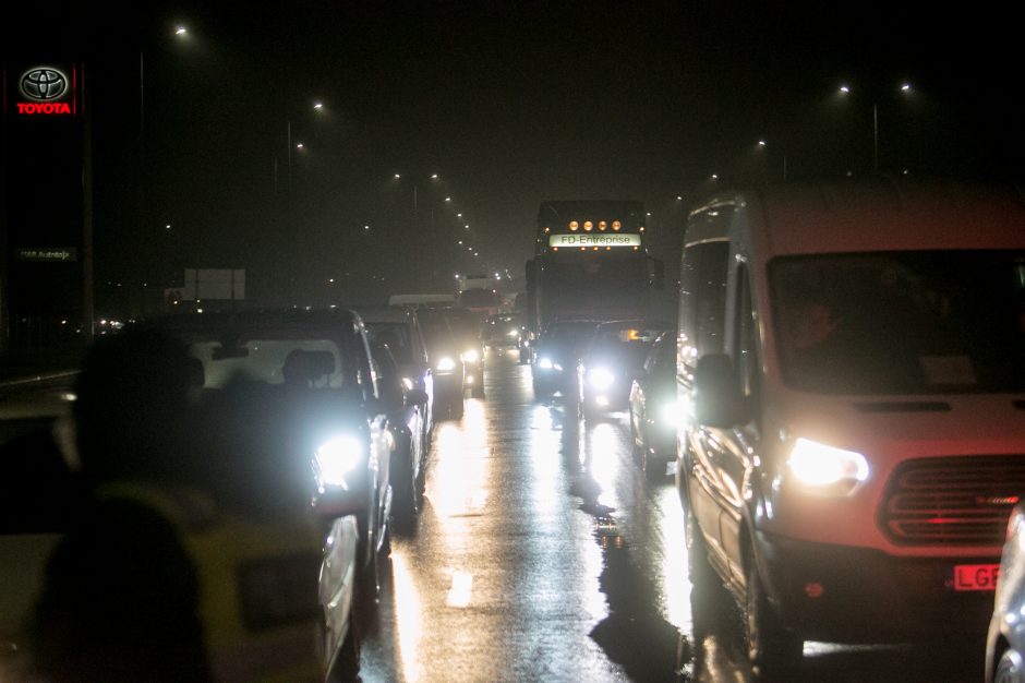 Policija stabdo įvažiuojančius į Kauną: tenka laukti eilėse, o kai kam – ir apsisukti