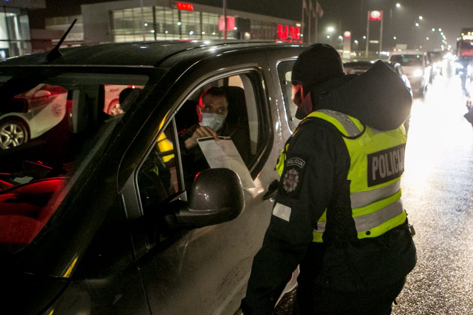 Policija stabdo įvažiuojančius į Kauną: tenka laukti eilėse, o kai kam – ir apsisukti