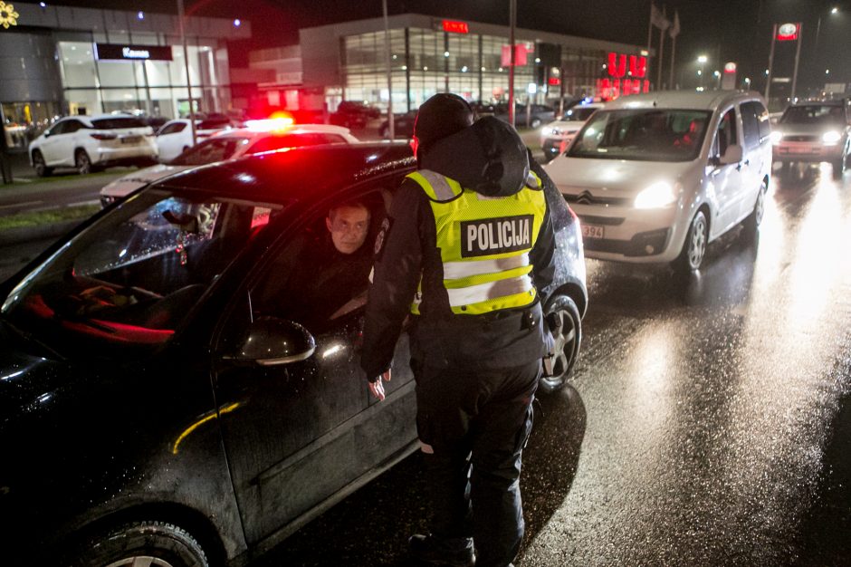 Policija stabdo įvažiuojančius į Kauną: tenka laukti eilėse, o kai kam – ir apsisukti