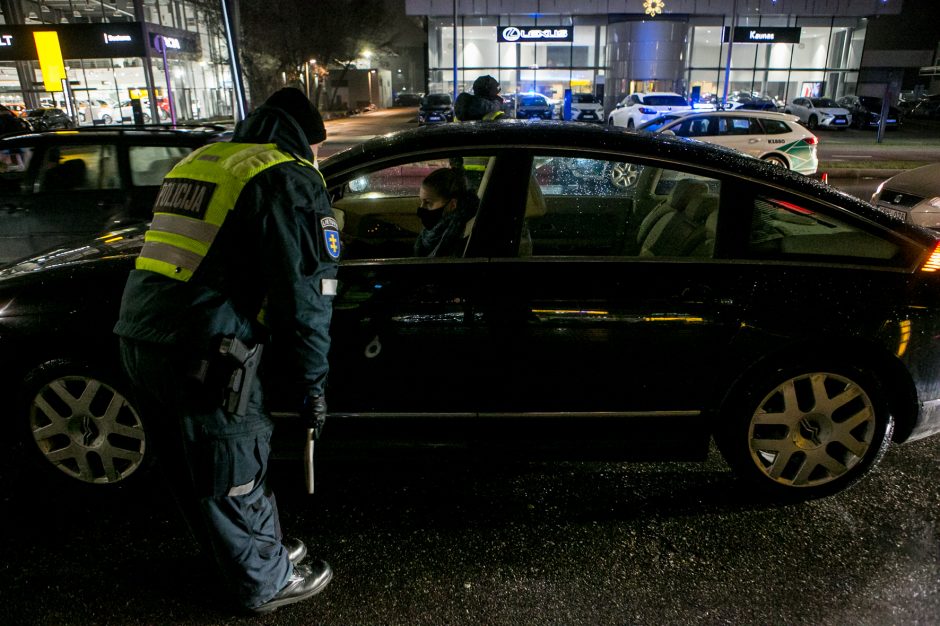 Policija stabdo įvažiuojančius į Kauną: tenka laukti eilėse, o kai kam – ir apsisukti