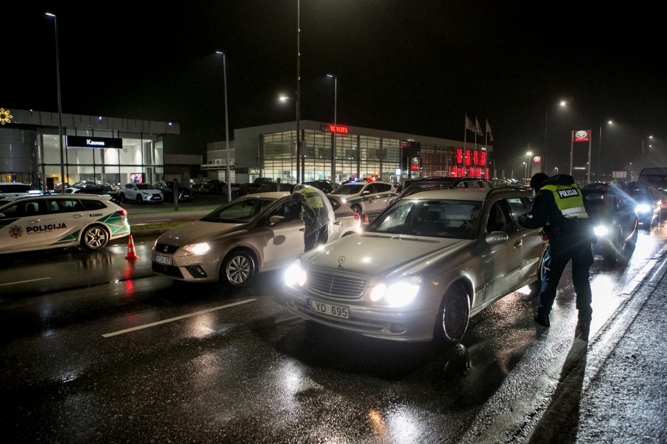 Policija stabdo įvažiuojančius į Kauną: tenka laukti eilėse, o kai kam – ir apsisukti