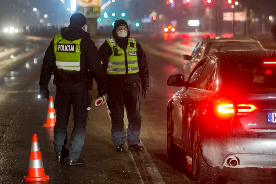 Policija stabdo įvažiuojančius į Kauną: tenka laukti eilėse, o kai kam – ir apsisukti