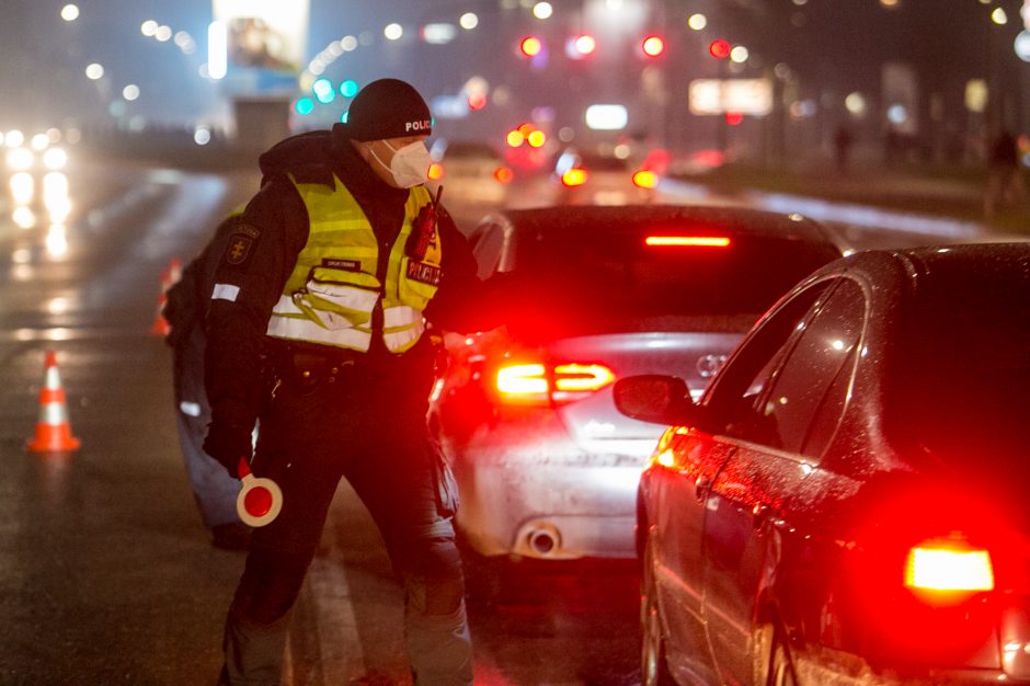 Policija stabdo įvažiuojančius į Kauną: tenka laukti eilėse, o kai kam – ir apsisukti