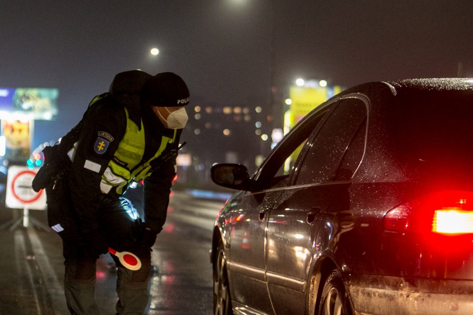 Policija stabdo įvažiuojančius į Kauną: tenka laukti eilėse, o kai kam – ir apsisukti