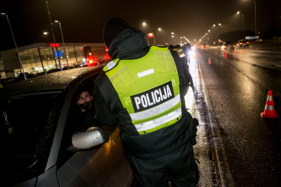 Policija stabdo įvažiuojančius į Kauną: tenka laukti eilėse, o kai kam – ir apsisukti