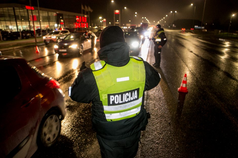 Policija stabdo įvažiuojančius į Kauną: tenka laukti eilėse, o kai kam – ir apsisukti