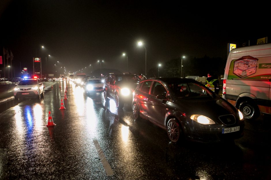 Policija stabdo įvažiuojančius į Kauną: tenka laukti eilėse, o kai kam – ir apsisukti