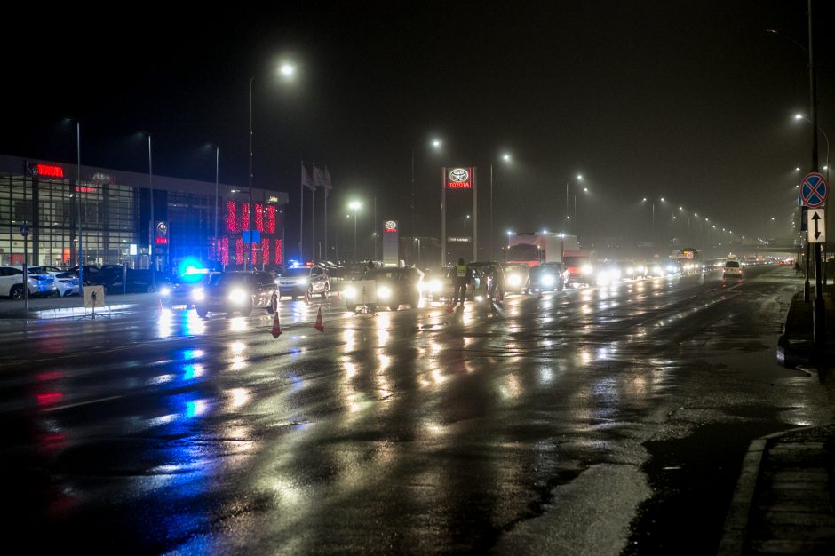 Policija stabdo įvažiuojančius į Kauną: tenka laukti eilėse, o kai kam – ir apsisukti