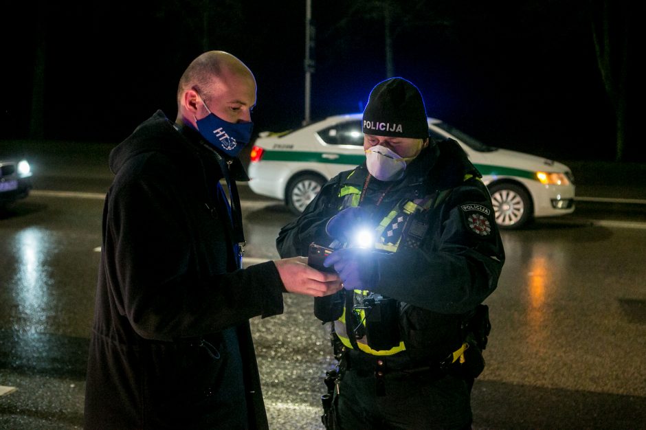 Policija stabdo įvažiuojančius į Kauną: tenka laukti eilėse, o kai kam – ir apsisukti