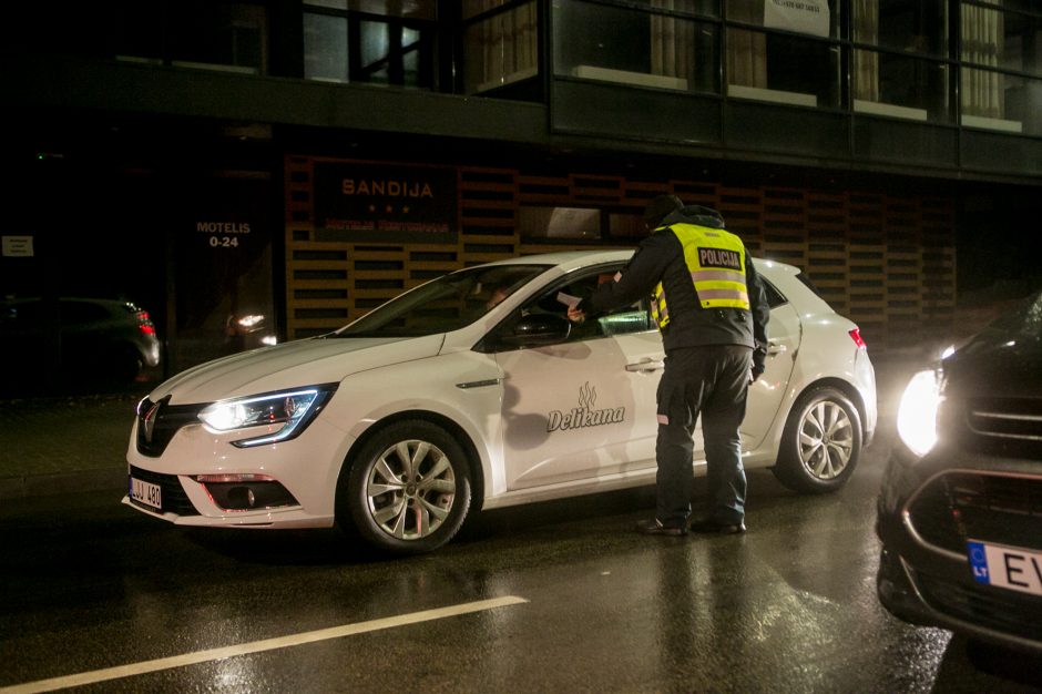 Policija stabdo įvažiuojančius į Kauną: tenka laukti eilėse, o kai kam – ir apsisukti