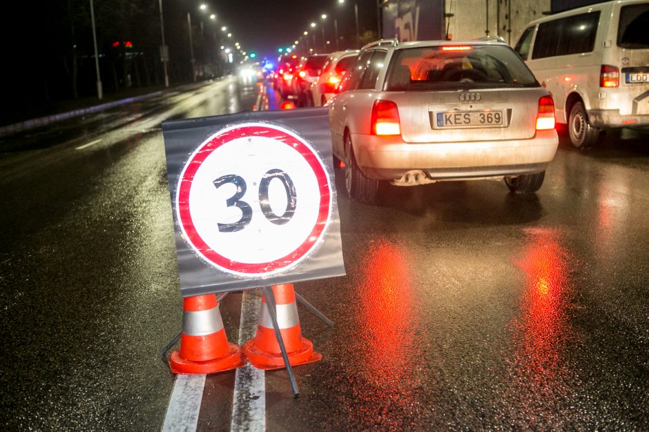 Policija stabdo įvažiuojančius į Kauną: tenka laukti eilėse, o kai kam – ir apsisukti