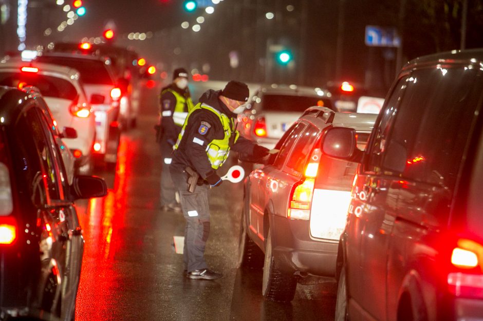 Policija stabdo įvažiuojančius į Kauną: tenka laukti eilėse, o kai kam – ir apsisukti