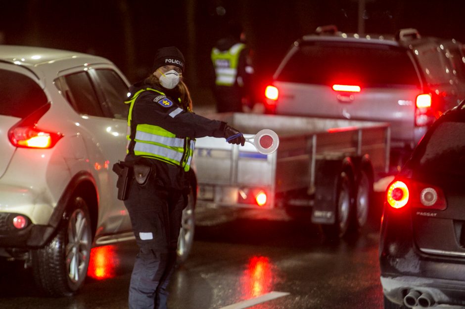 Policija stabdo įvažiuojančius į Kauną: tenka laukti eilėse, o kai kam – ir apsisukti