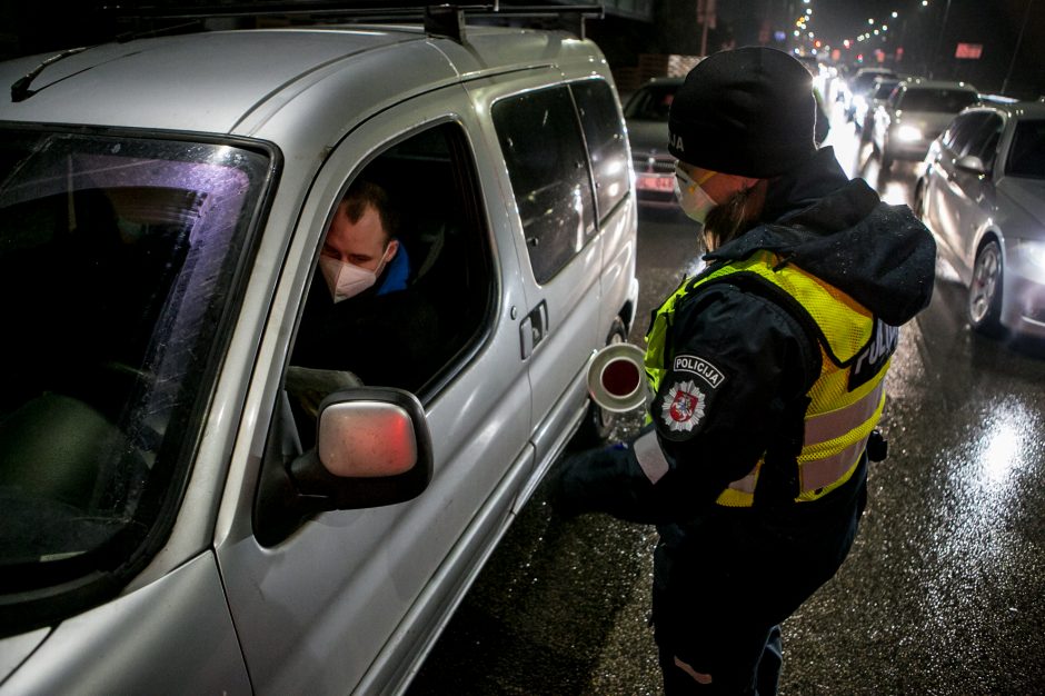 Policija stabdo įvažiuojančius į Kauną: tenka laukti eilėse, o kai kam – ir apsisukti