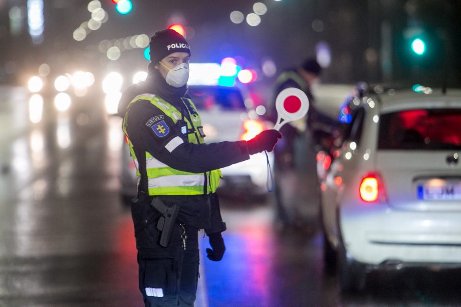 Policija stabdo įvažiuojančius į Kauną: tenka laukti eilėse, o kai kam – ir apsisukti