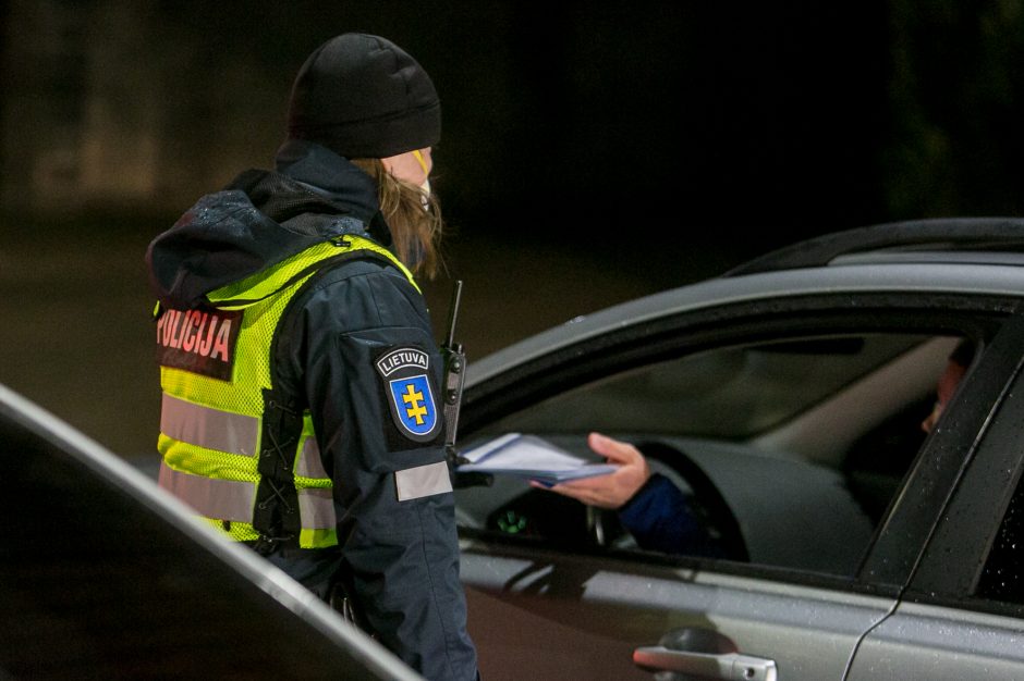 Policija stabdo įvažiuojančius į Kauną: tenka laukti eilėse, o kai kam – ir apsisukti