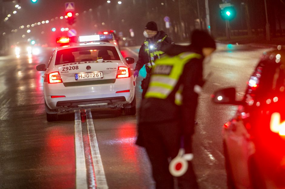 Policija stabdo įvažiuojančius į Kauną: tenka laukti eilėse, o kai kam – ir apsisukti