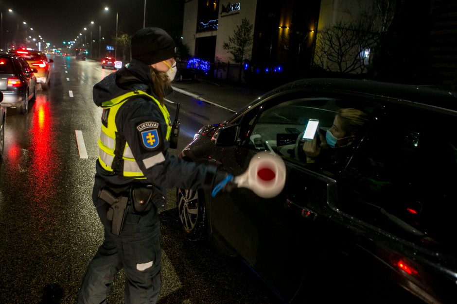 Policija stabdo įvažiuojančius į Kauną: tenka laukti eilėse, o kai kam – ir apsisukti