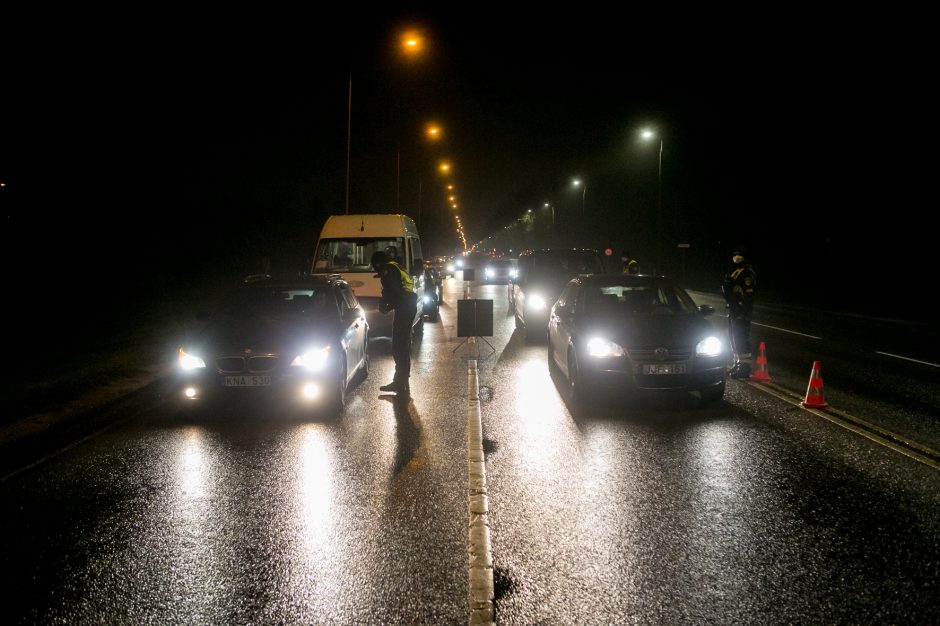 Policija stabdo įvažiuojančius į Kauną: tenka laukti eilėse, o kai kam – ir apsisukti