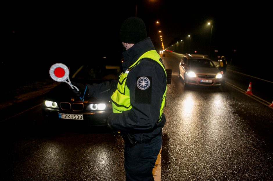 Policija stabdo įvažiuojančius į Kauną: tenka laukti eilėse, o kai kam – ir apsisukti