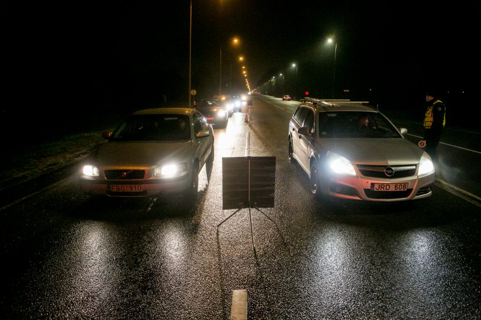 Policija stabdo įvažiuojančius į Kauną: tenka laukti eilėse, o kai kam – ir apsisukti