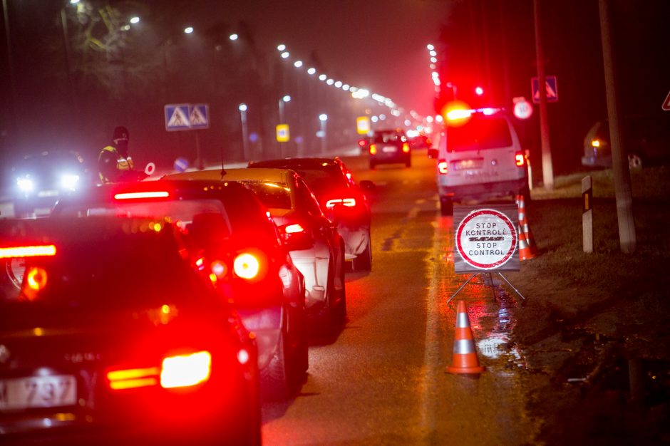 Policija stabdo įvažiuojančius į Kauną: tenka laukti eilėse, o kai kam – ir apsisukti