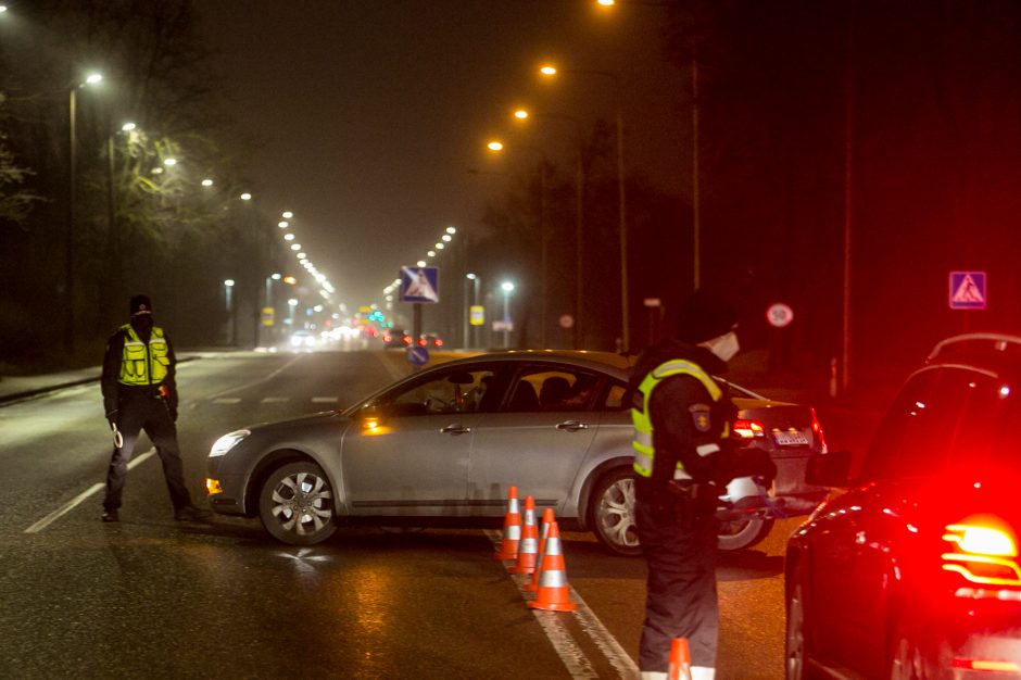 Policija stabdo įvažiuojančius į Kauną: tenka laukti eilėse, o kai kam – ir apsisukti